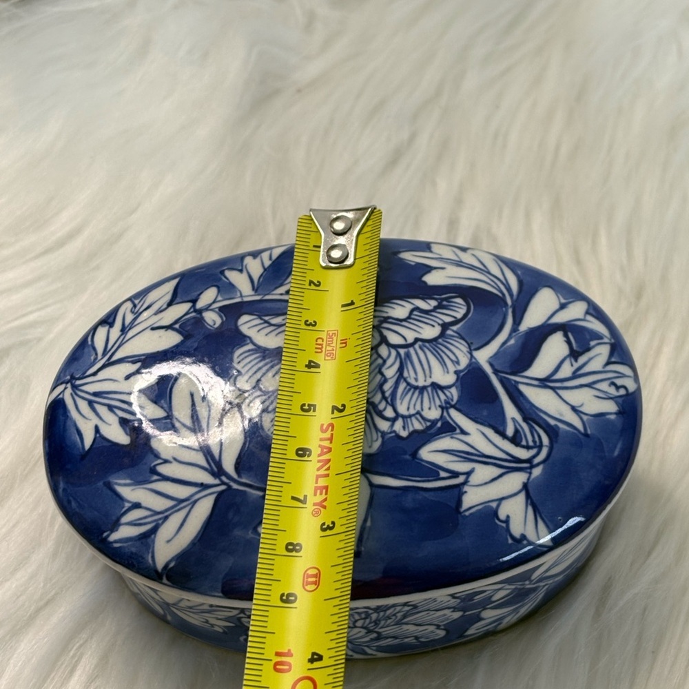 (117)Vintage Blue and White Floral Ceramic Trinket Box - Picture 5 of 7